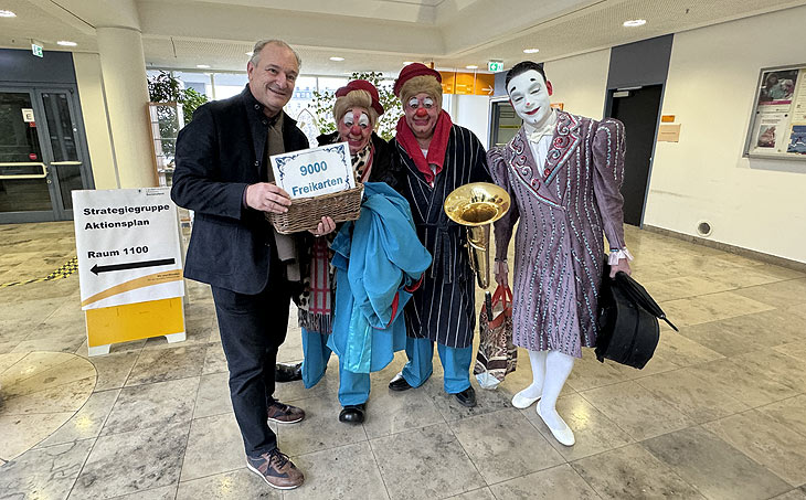 Frank Reiter und die Clowns des Toni-Alexis-Trio übergaben 9000 Circus Krone Freikarten (©Foto. Martin Schmitz)